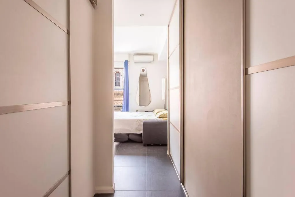 Apartment Balcony-Beautiful-Central-1 Block Beach-A.C-Wifi Nice