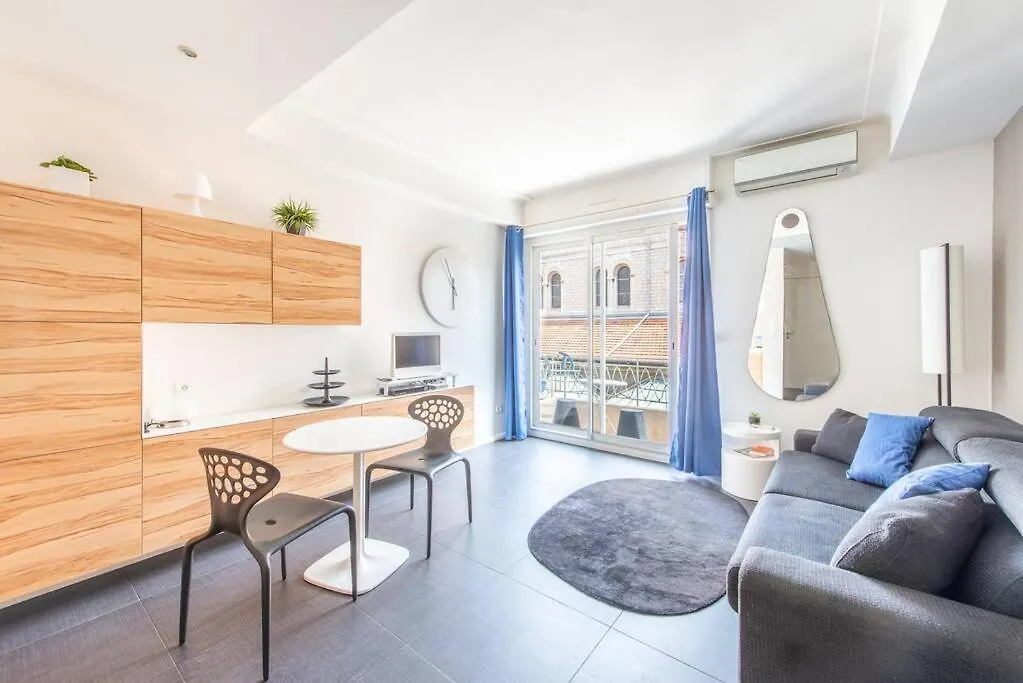 Balcony-Beautiful-Central-1 Block Beach-A.C-Wifi Nice