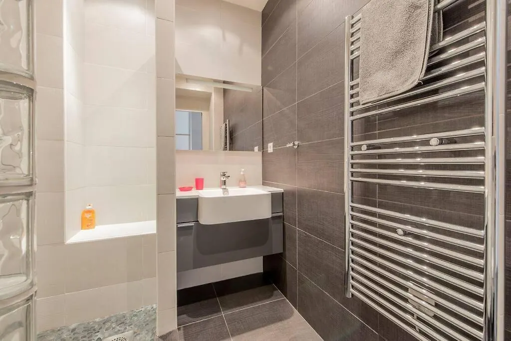 Apartment Balcony-Beautiful-Central-1 Block Beach-A.C-Wifi Nice